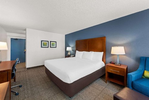 Comfort Inn & Suites Omaha - image 16