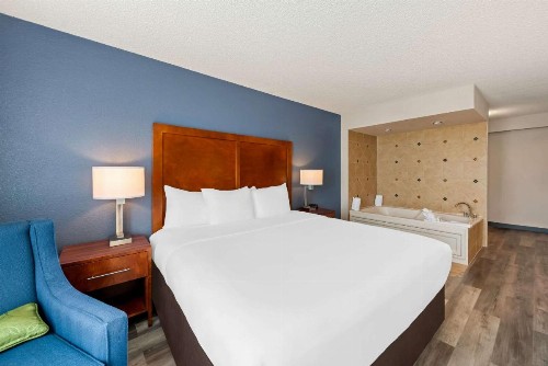 Comfort Inn & Suites Omaha - image 19