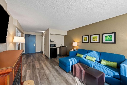 Comfort Inn & Suites Omaha - image 20
