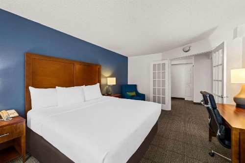 Comfort Inn & Suites Omaha - image 22