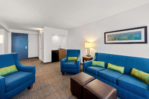 Comfort Inn & Suites Omaha - image 24