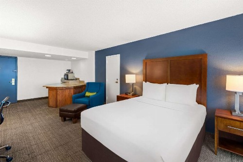 Comfort Inn & Suites Omaha - image 25