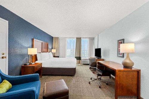 Comfort Inn & Suites Omaha - image 26