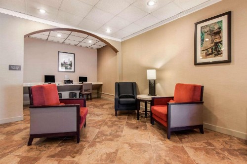Comfort Inn & Suites Omaha - image 30