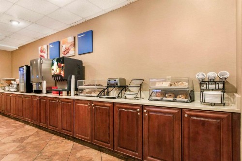 Comfort Inn & Suites Omaha - image 34