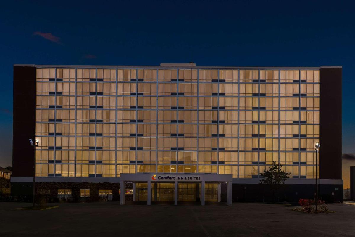 Comfort Inn & Suites Omaha - image 5