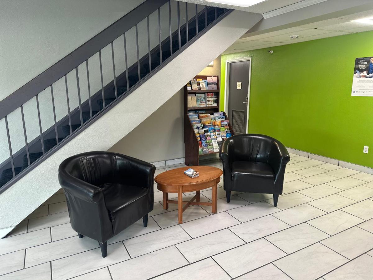 La Quinta Inn by Wyndham Omaha Southwest - image 3