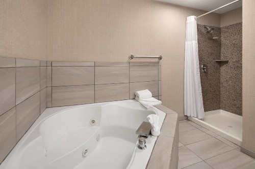 Holiday Inn Express Hotel & Suites Cherry Hills an IHG Hotel - image 13