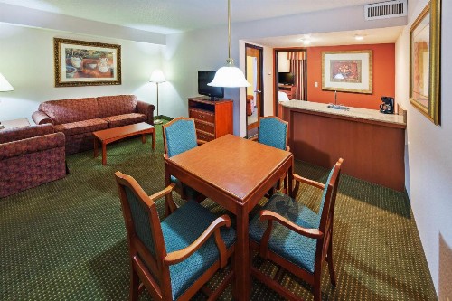 AmericInn by Wyndham Omaha - image 17