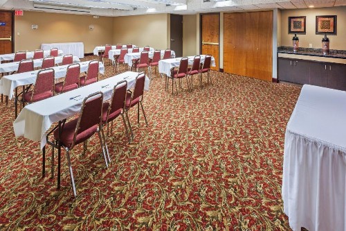 AmericInn by Wyndham Omaha - image 3