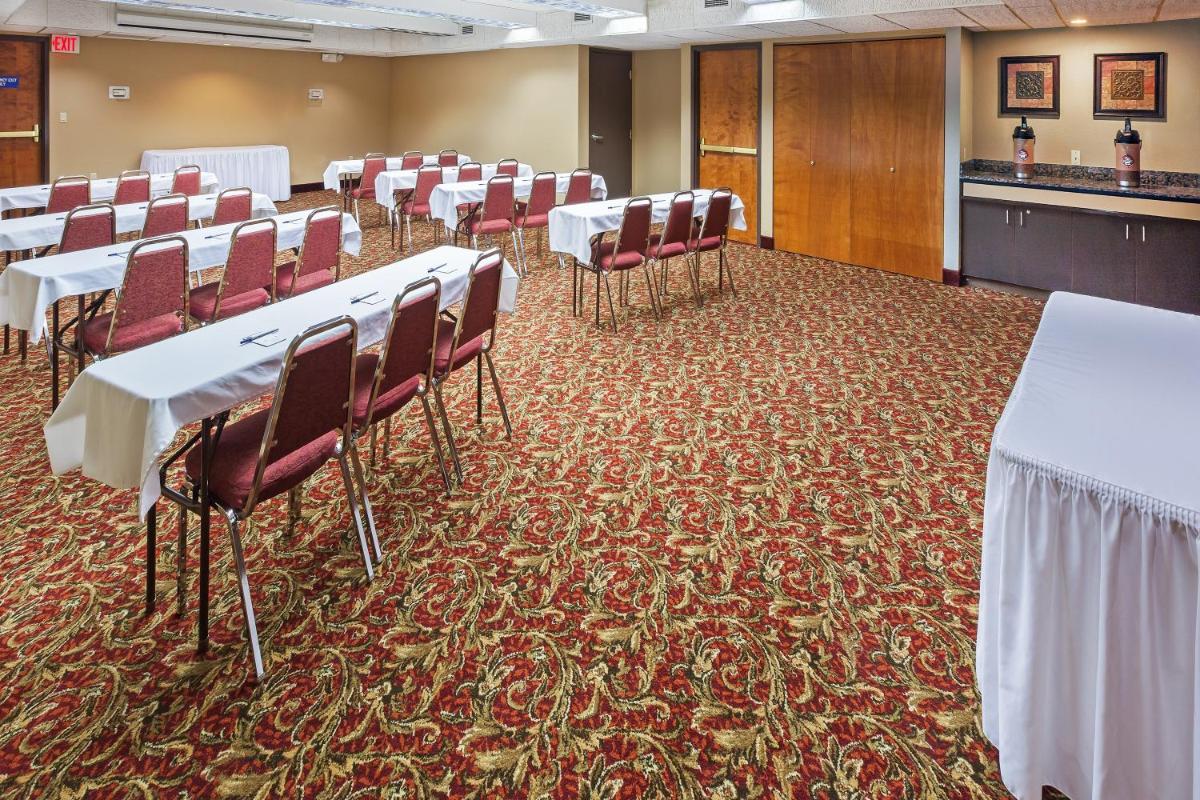 AmericInn by Wyndham Omaha - image 3