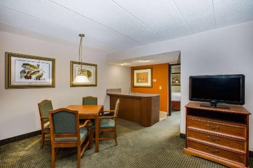 AmericInn by Wyndham Omaha - image 36