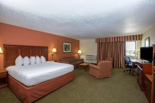 AmericInn by Wyndham Omaha - image 43