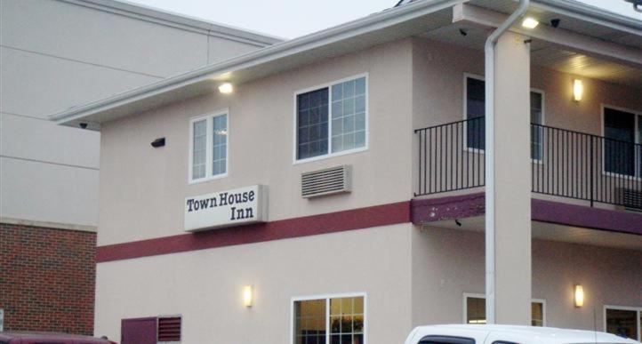 Townhouse Inn & Suites Omaha - image 2