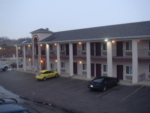 Townhouse Inn & Suites Omaha - image 3