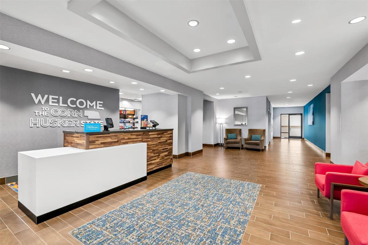 Hampton Inn Omaha/West Dodge Road Old Mill - image 2