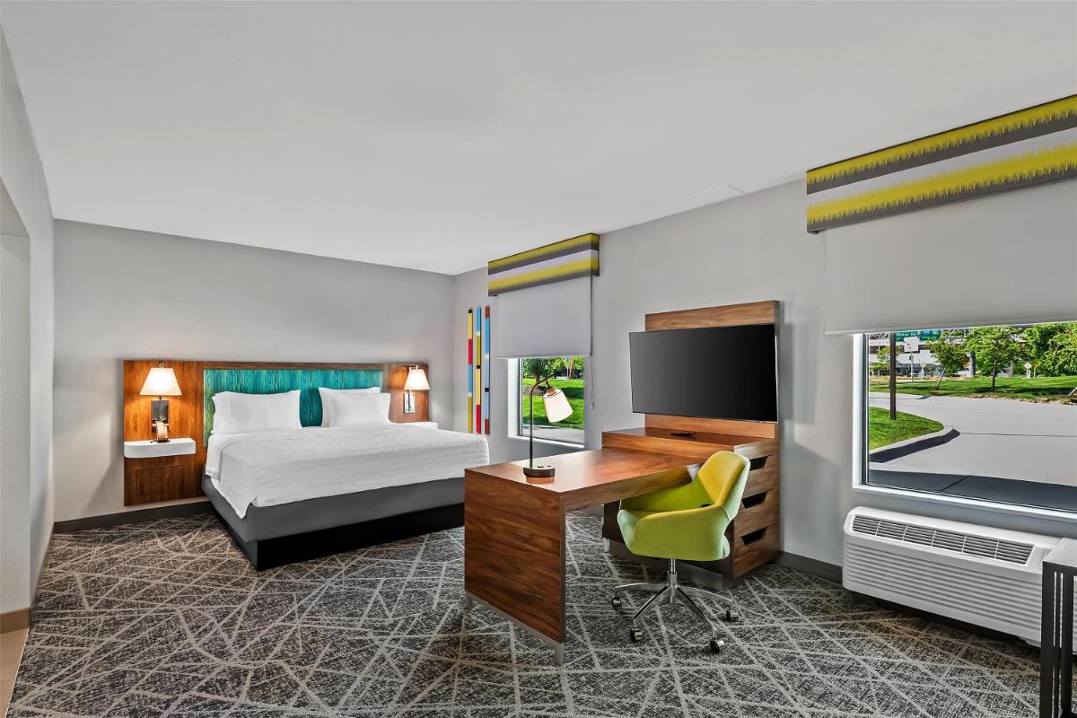 Hampton Inn Omaha/West Dodge Road Old Mill - image 4