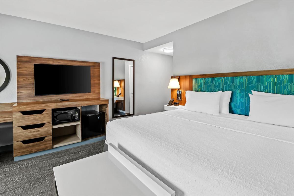 Hampton Inn Omaha/West Dodge Road Old Mill - image 6