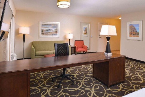 Hampton Inn Omaha Midtown-Aksarben - image 26