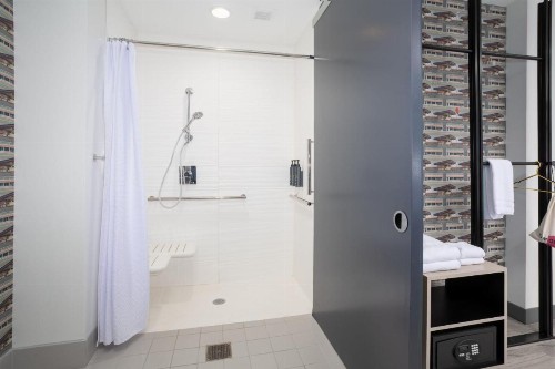 Aloft Omaha Aksarben Village - image 9