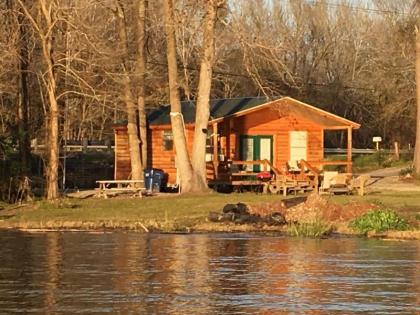 B&R Lakeside Cabins & RVs Retreat