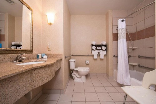 Hampton Inn & Suites Ontario - image 24