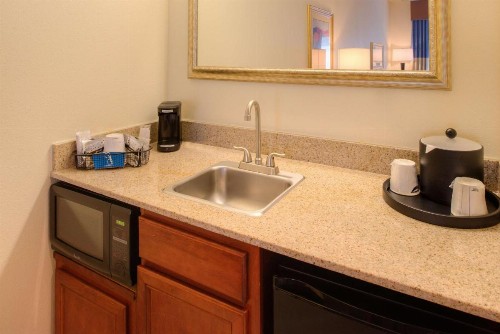 Hampton Inn & Suites Ontario - image 36