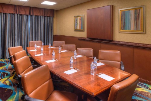 Hampton Inn & Suites Ontario - image 9