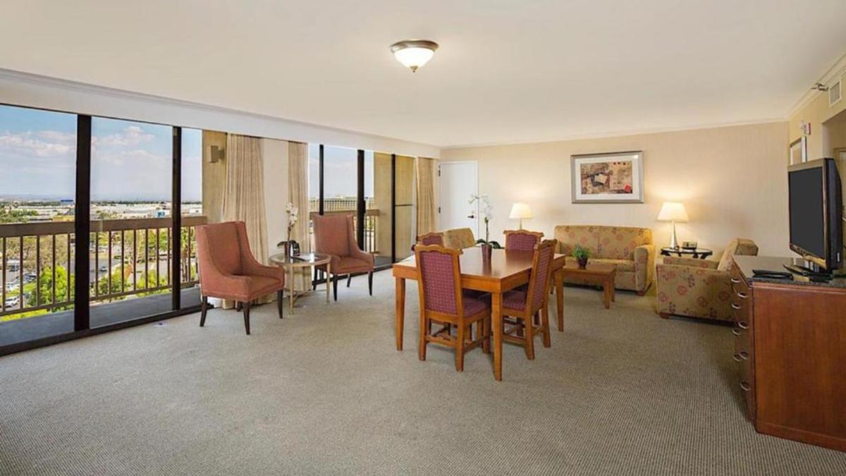 Ontario Airport Hotel & Conference Center - image 7