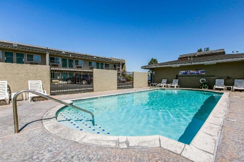 Rodeway Inn Ontario Mills Mall - image 8