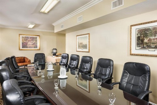 Ayres Suites Ontario at the Mills Mall - image 10