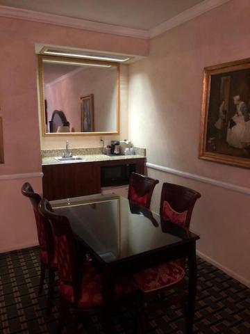 Folk Inn Ontario Airport - image 6