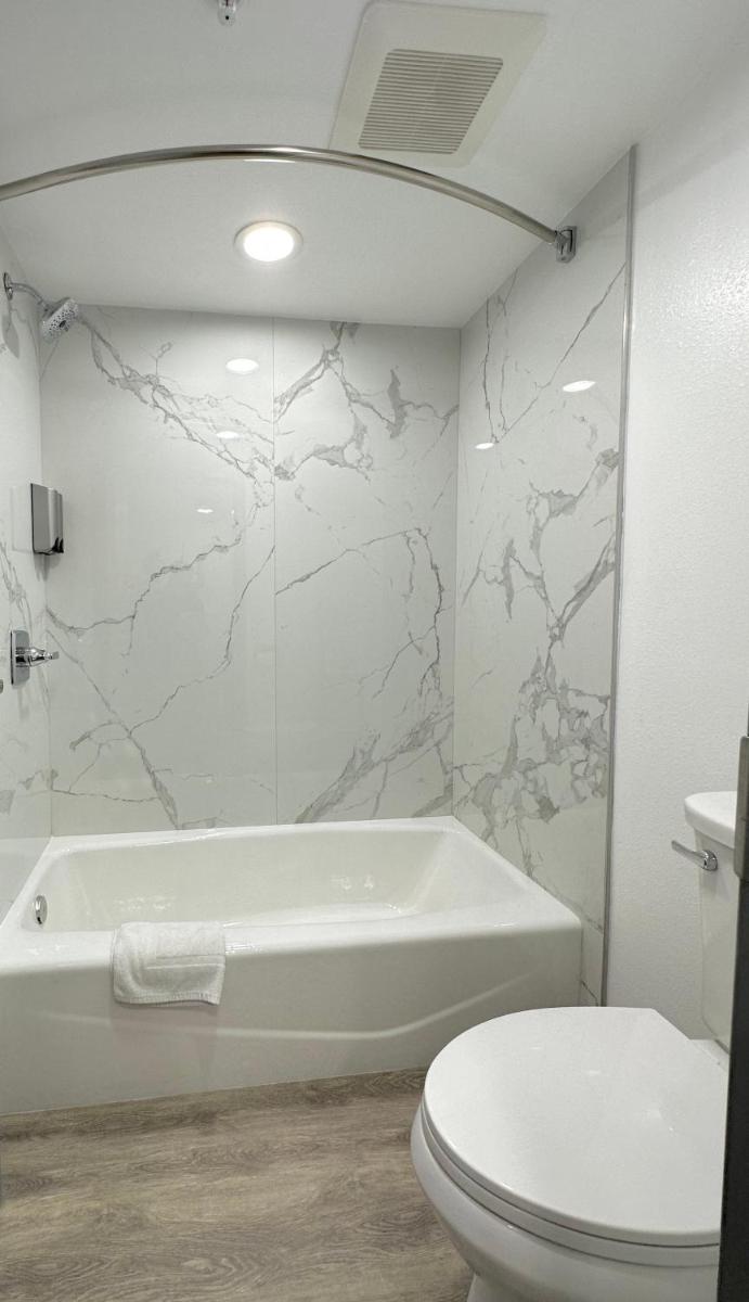 Travelodge by Wyndham Ontario - image 3