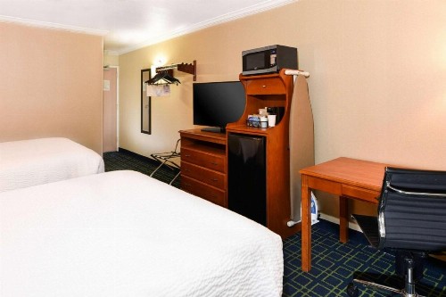 SureStay Hotel by Best Western Ontario Airport - image 15
