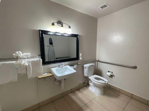 Quality Inn Ontario Airport Convention Center - image 16