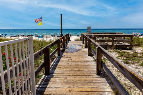 Sleep Inn on the Beach - image 4