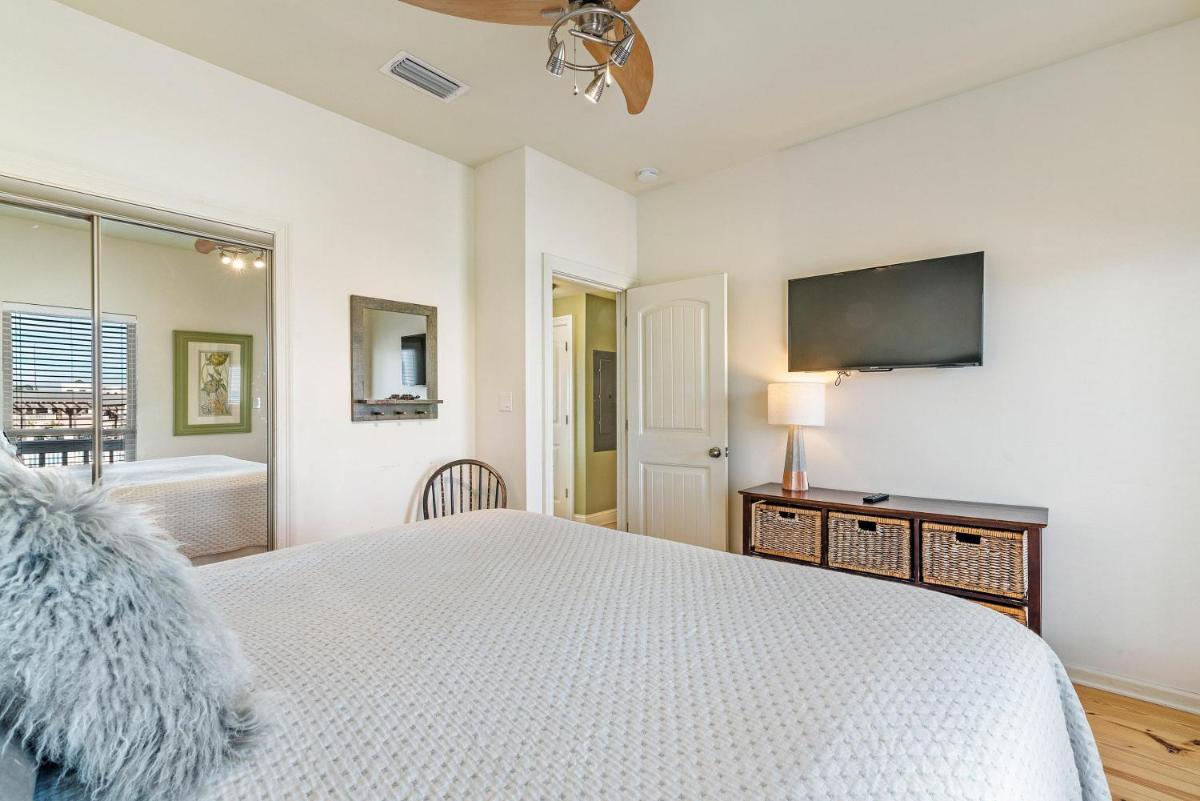 Great Location- Gulf-Front Home w/pool - Heavenly Sunset - Sleeps up to 14. - image 4