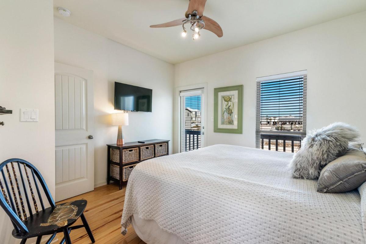Great Location- Gulf-Front Home w/pool - Heavenly Sunset - Sleeps up to 14. - image 7