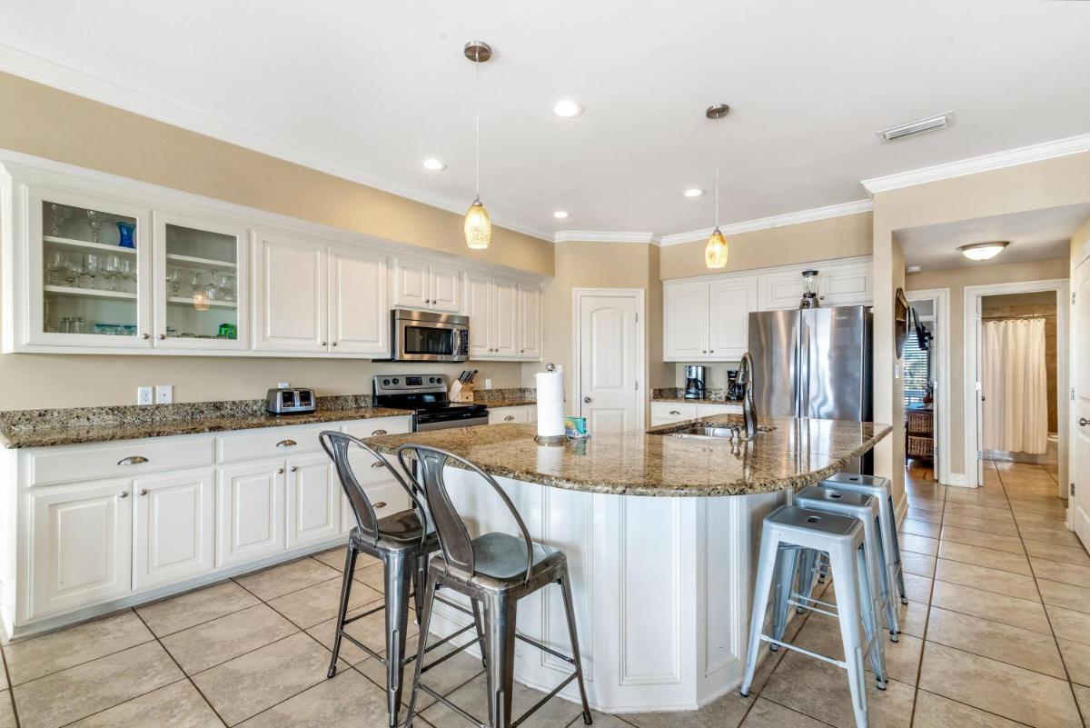 Great Location- Gulf-Front Home w/pool - Heavenly Sunrise - Sleeps up to 14. - image 4