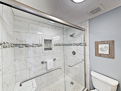 New Listing! Beachfront Corner-Unit With Pools Condo - image 12