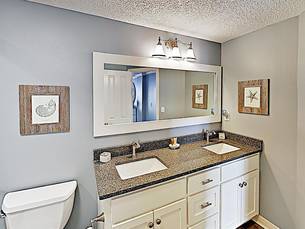 New Listing! Beachfront Corner-Unit With Pools Condo - image 4