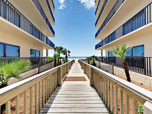 New Listing! Beachfront Corner-Unit With Pools Condo - image 7