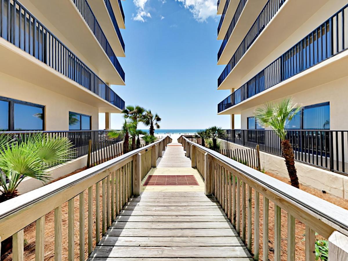 New Listing! Beachfront Corner-Unit With Pools Condo - image 7
