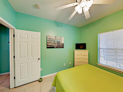 Coastal Oasis Near Beach With Pool Grill & Pond Condo - image 3