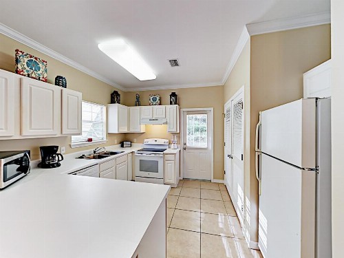 Coastal Oasis Near Beach With Pool Grill & Pond Condo - image 9