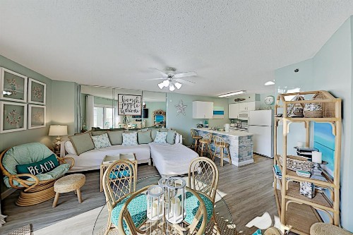 Beach-View Tradewinds Retreat Beachside Pool condo - image 10