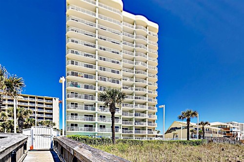 Beach-View Tradewinds Retreat Beachside Pool condo - image 6