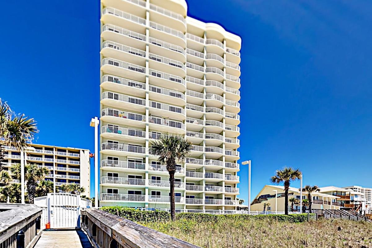 Beach-View Tradewinds Retreat Beachside Pool condo - image 6