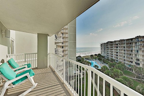 Beach-View Tradewinds Retreat Beachside Pool condo - image 8