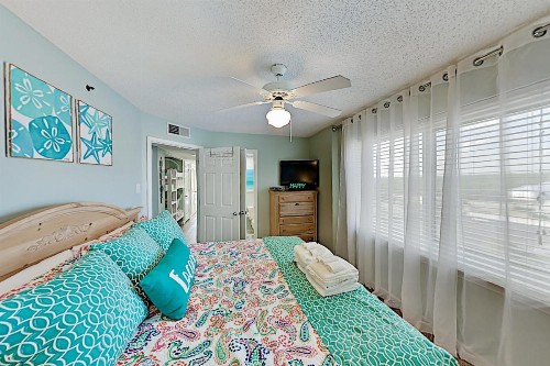 Beach-View Tradewinds Retreat Beachside Pool condo - image 9